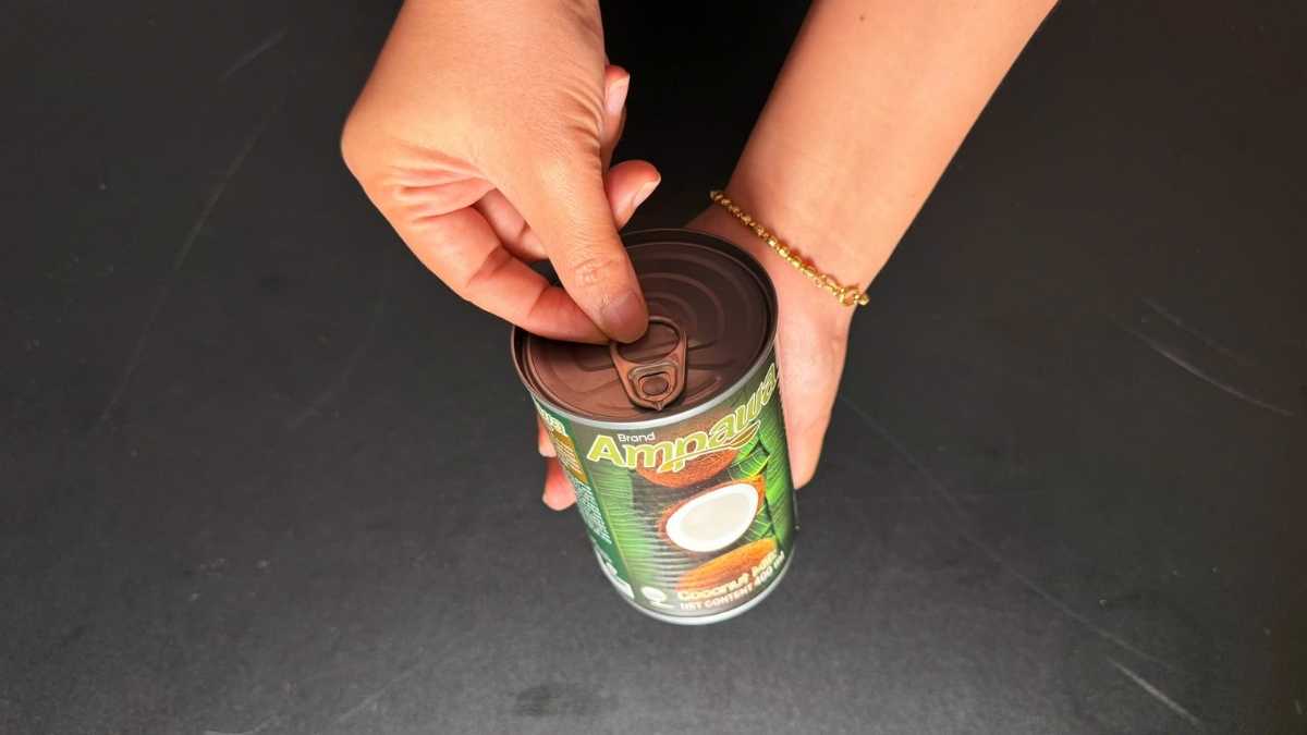 So sánh Nước cốt dừa Ampawa với sản phẩm khác về độ béo và độ sánh.