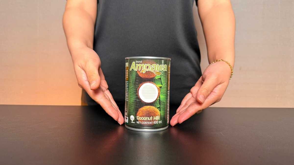 Barista pha cà phê dừa bằng Nước cốt dừa Ampawa 400 ml nhập khẩu Thái Lan.