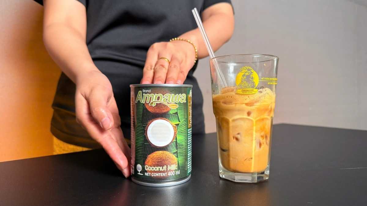 Nước cốt dừa Ampawa 400 ml dùng cho chè, đá xay, bánh flan và smoothie.
