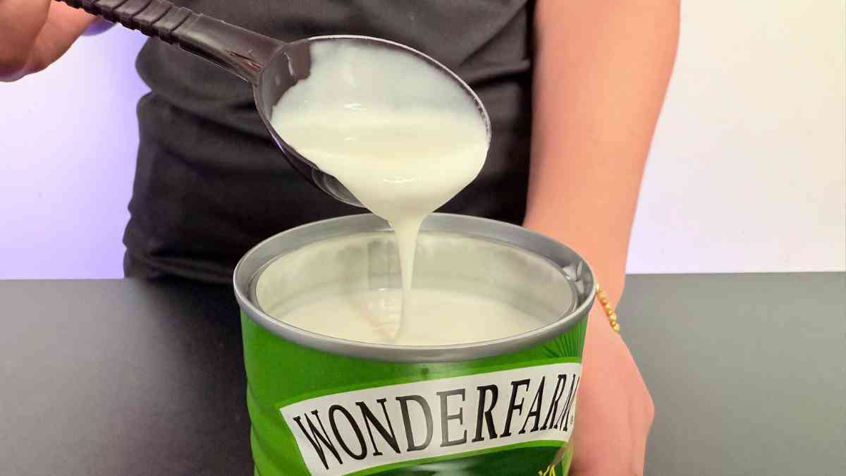 Kiểm tra màu trắng sữa và độ sánh của nước cốt dừa dùng cho đồ uống lạnh