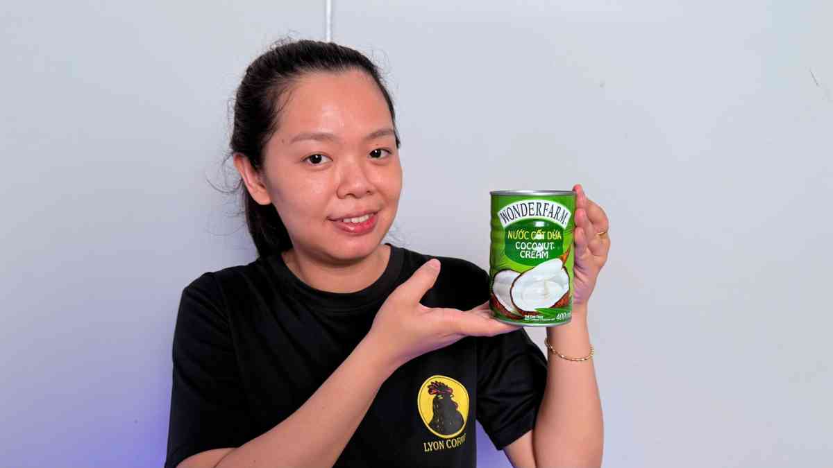 So sánh nước cốt dừa lon và cốt dừa tươi khi chọn nguyên liệu phù hợp cho quán