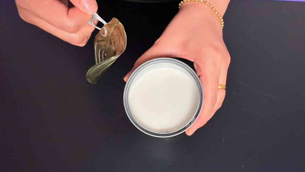 Barista kiểm tra độ sánh của Nước Cốt Dừa Wonderfarm 400ml sau khi khui lon