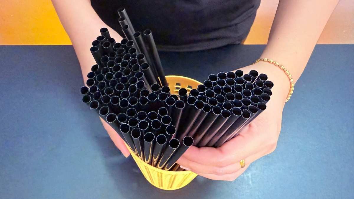 So sánh ống hút phi 6 đen không bọc màng và loại có màng.