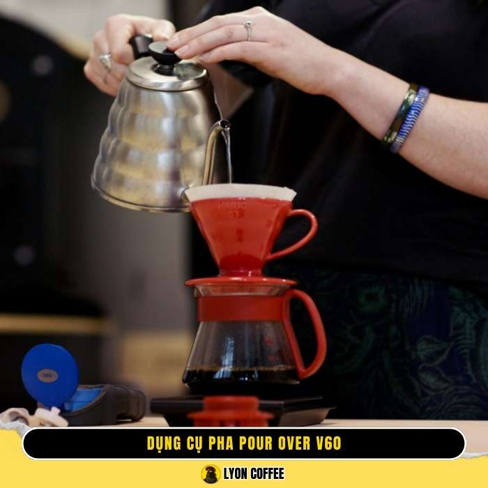 V60 thiết kế với hình dạng nón và các rãnh xoắn