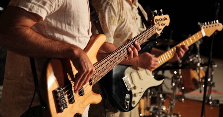 Ban nhạc Quijano Cafe nghệ sĩ biểu diễn nhạc quốc tế