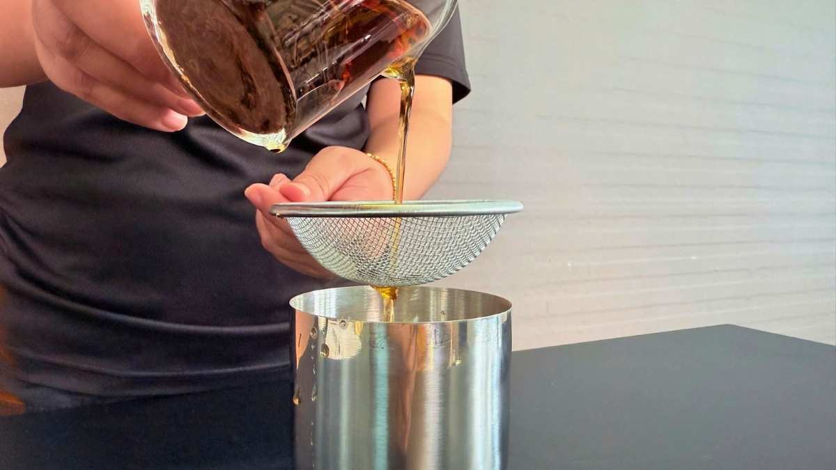 Barista dùng ray lọc inox để lọc cặn cà phê nhanh chóng