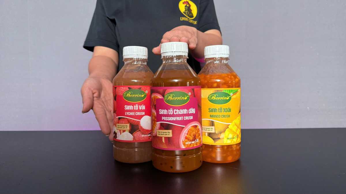 Barista dùng sinh tố Berrino Chanh Dây pha trà soda và đá xay nhiệt đới