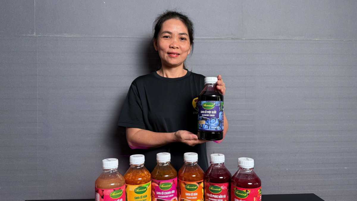 Barista Lyon Coffee thưởng thức ly sinh tố xoài pha từ Berrino