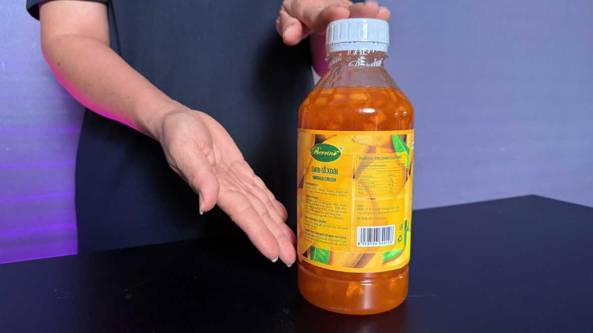 Sinh tố xoài Berrino sánh mịn rót vào ly với màu vàng cam hấp dẫn