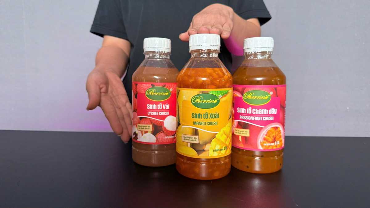 Barista dùng sinh tố xoài Berrino pha sinh tố và soda xoài