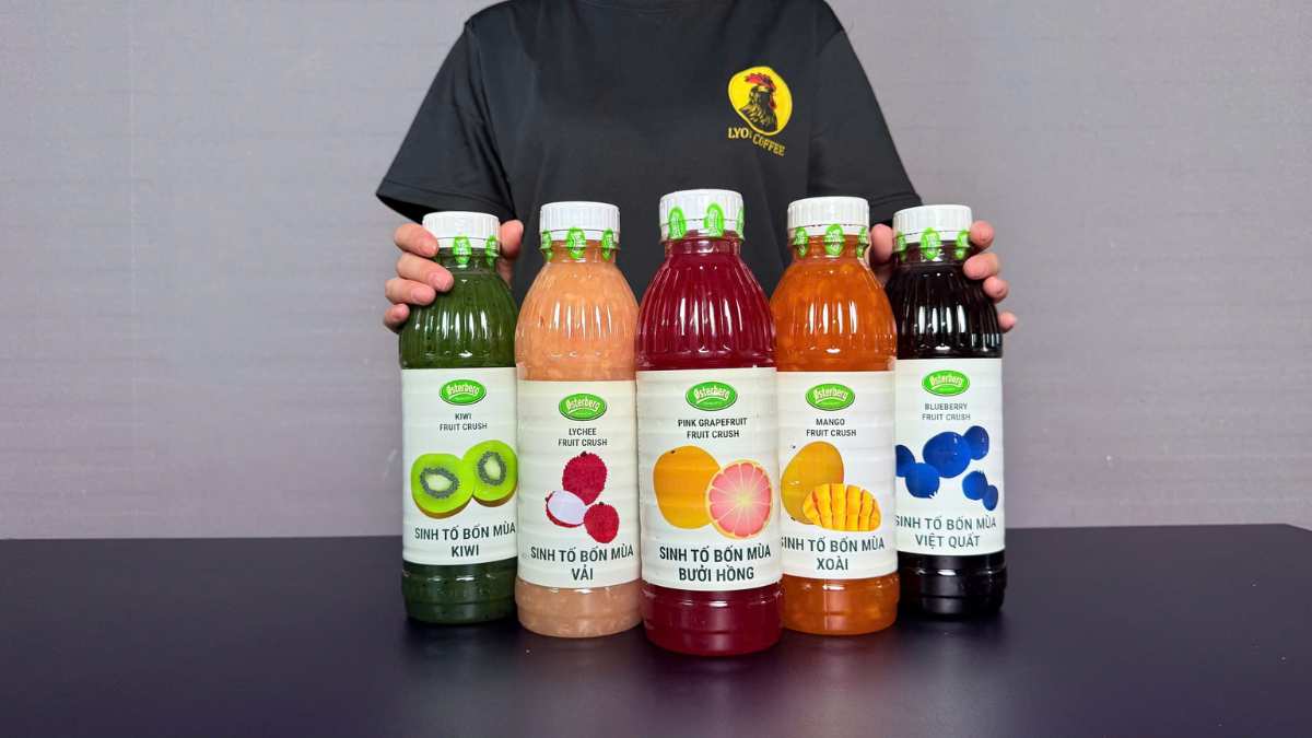 Barista Lyon Coffee pha Soda Bưởi Hồng với lát cam và lá bạc hà trang trí