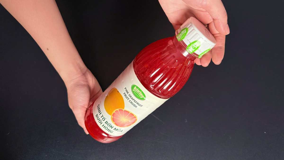 Logo Østerberg Đan Mạch đặt cạnh chai Fruit Crush Bưởi Hồng 1L