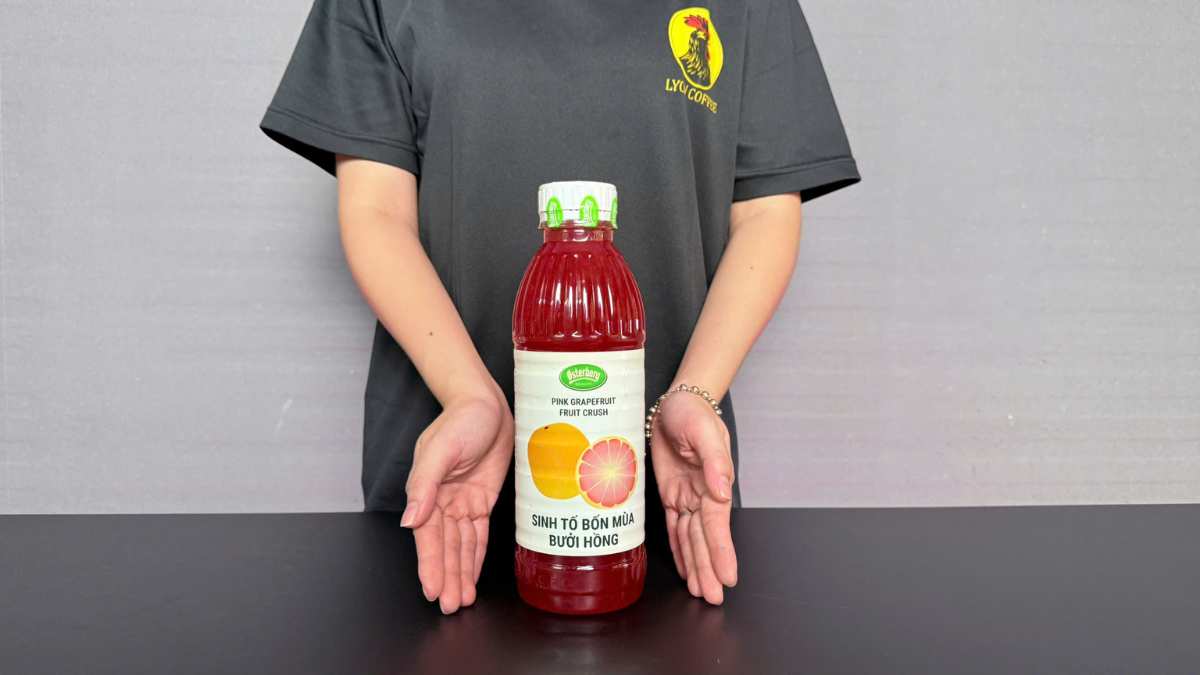 Ly trà bưởi hồng Osterberg với đá viên và tép bưởi thật trong ly thủy tinh sáng màu