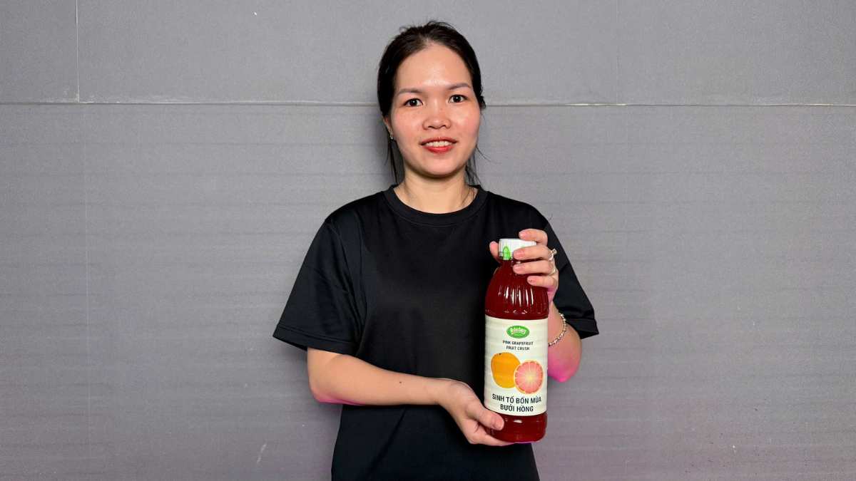 Chai Sinh tố Osterberg Bưởi Hồng 1L màu hồng cam cao cấp với tép bưởi thật nhập khẩu chuẩn Đan Mạch