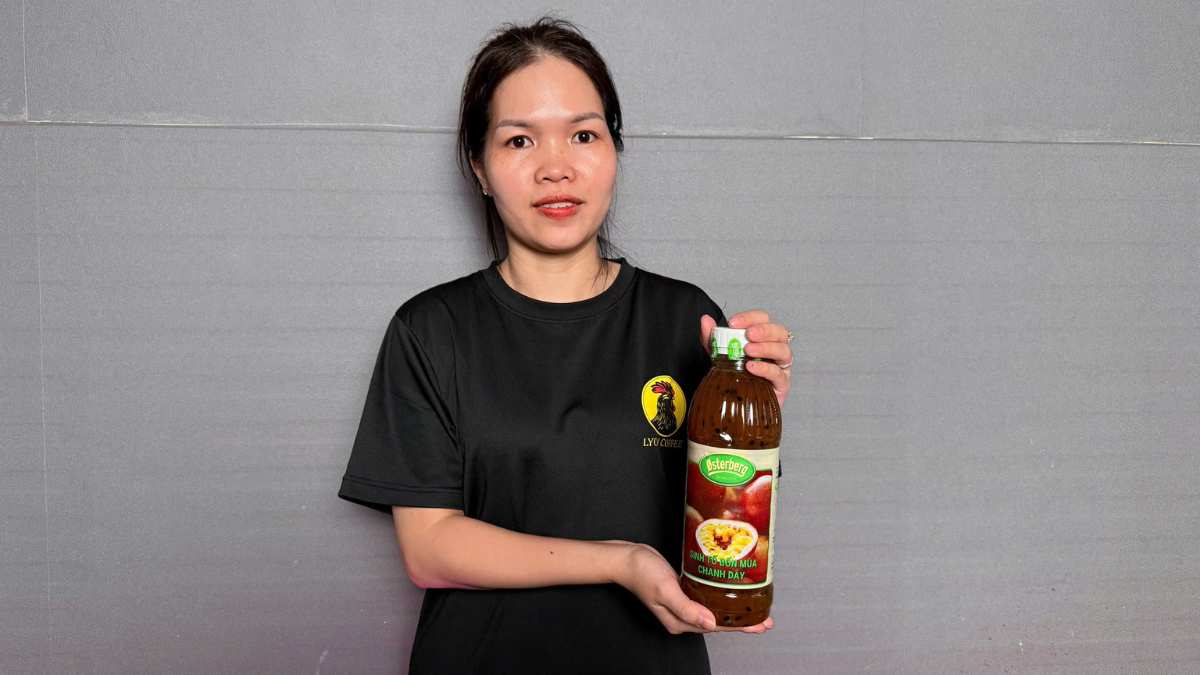 Chai Sinh tố Osterberg Chanh Dây có hạt 1L màu vàng cam cao cấp sản xuất tại Việt Nam theo tiêu chuẩn Đan Mạch