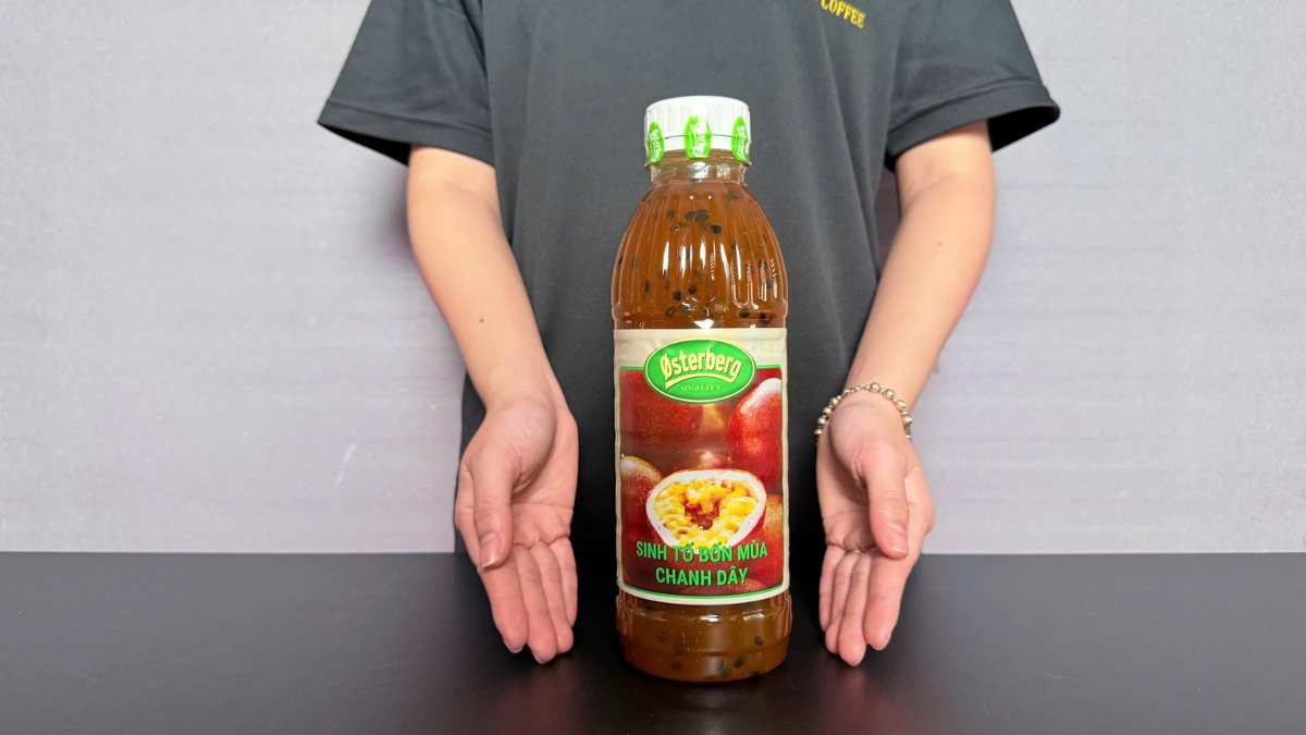 Ly trà chanh dây Osterberg với đá lạnh và lát cam tươi trang trí