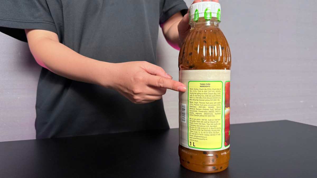 Giọt sinh tố Osterberg Chanh Dây chảy trong ly thủy tinh vàng cam trong suốt