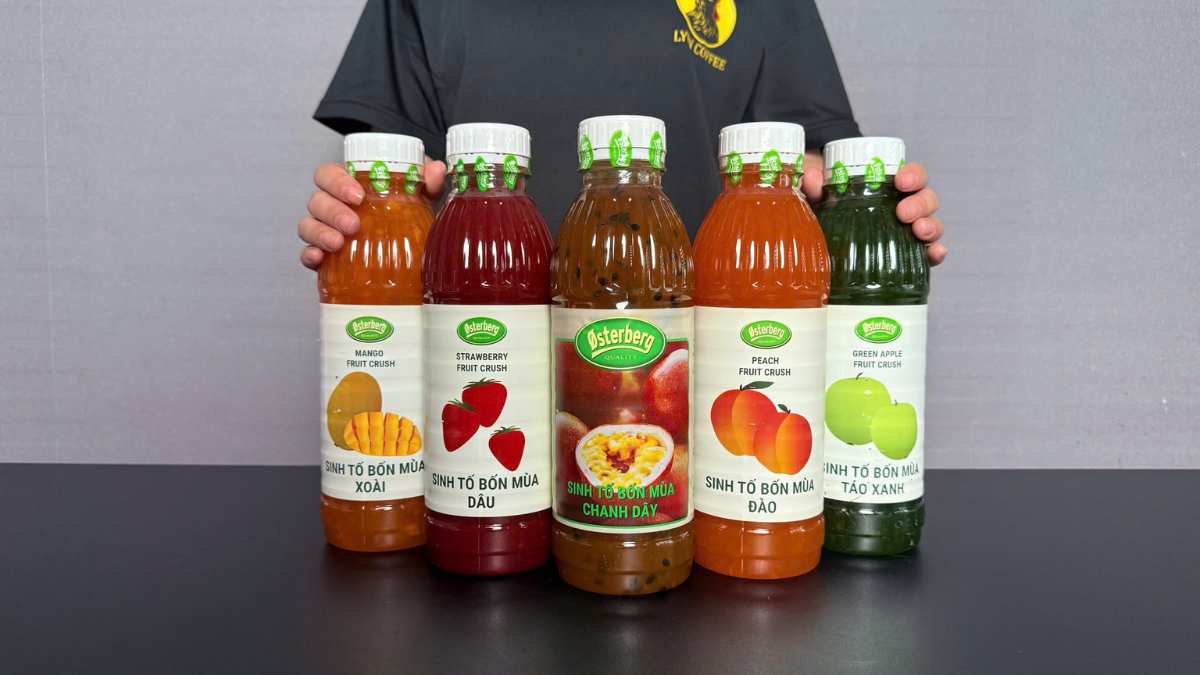 Barista Lyon Coffee pha soda trong quầy