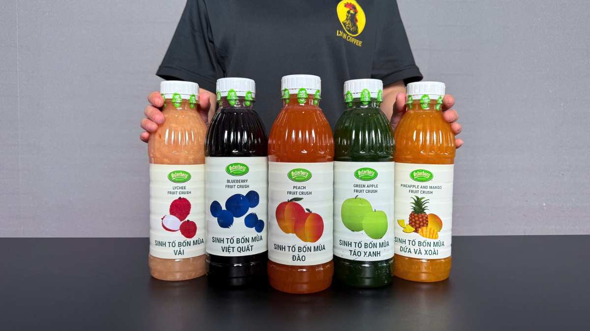 Barista Lyon Coffee pha trà đào cam sả tại quầy bar sáng