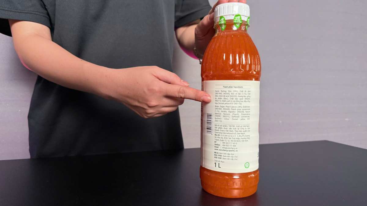 Cận cảnh sinh tố Osterberg Đào sánh mịn, ánh vàng cam, có miếng đào nhỏ bên trong