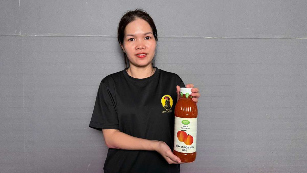 Chai Sinh tố Osterberg Đào 1L màu vàng cam, chứa miếng đào thật, sản xuất theo bản quyền Đan Mạch