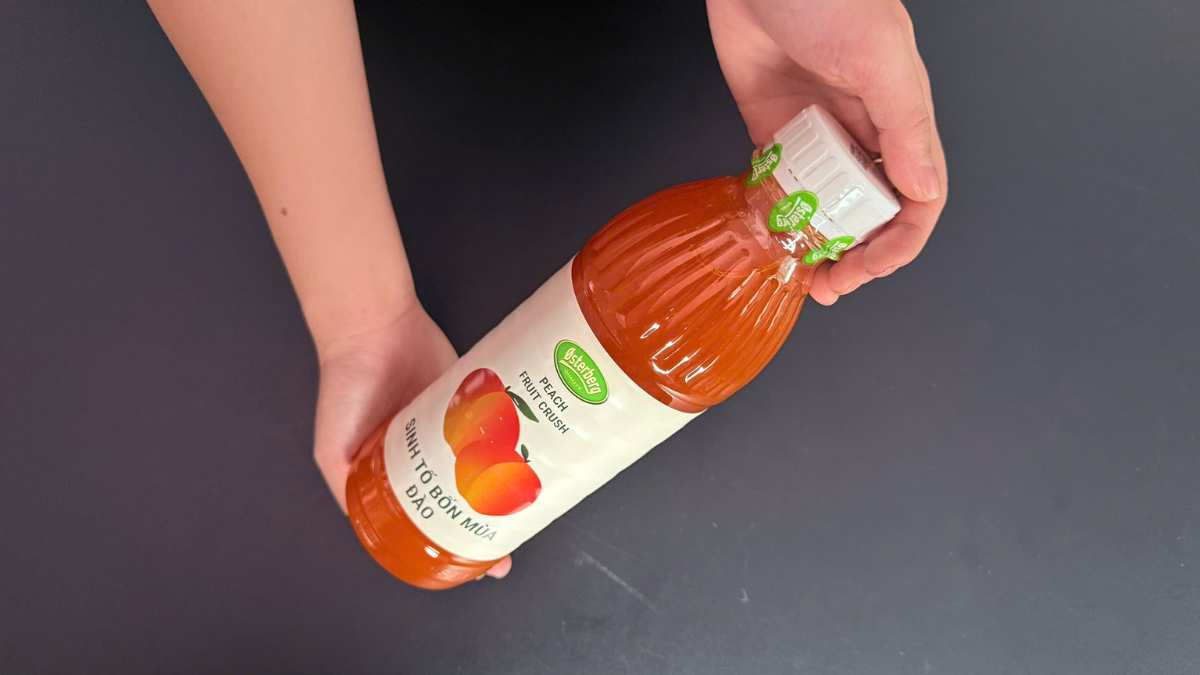 Logo Østerberg Đan Mạch đặt cạnh chai Fruit Crush Đào 1L