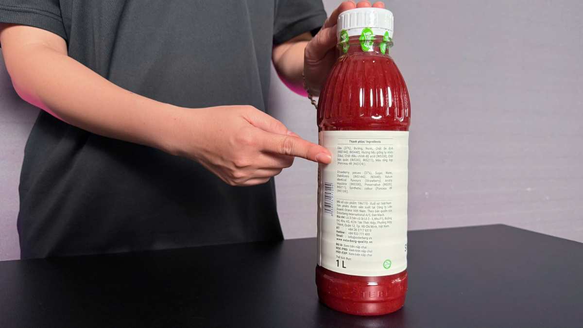 Giọt sinh tố Osterberg Dâu chảy trong ly thủy tinh ánh đỏ tươi sáng