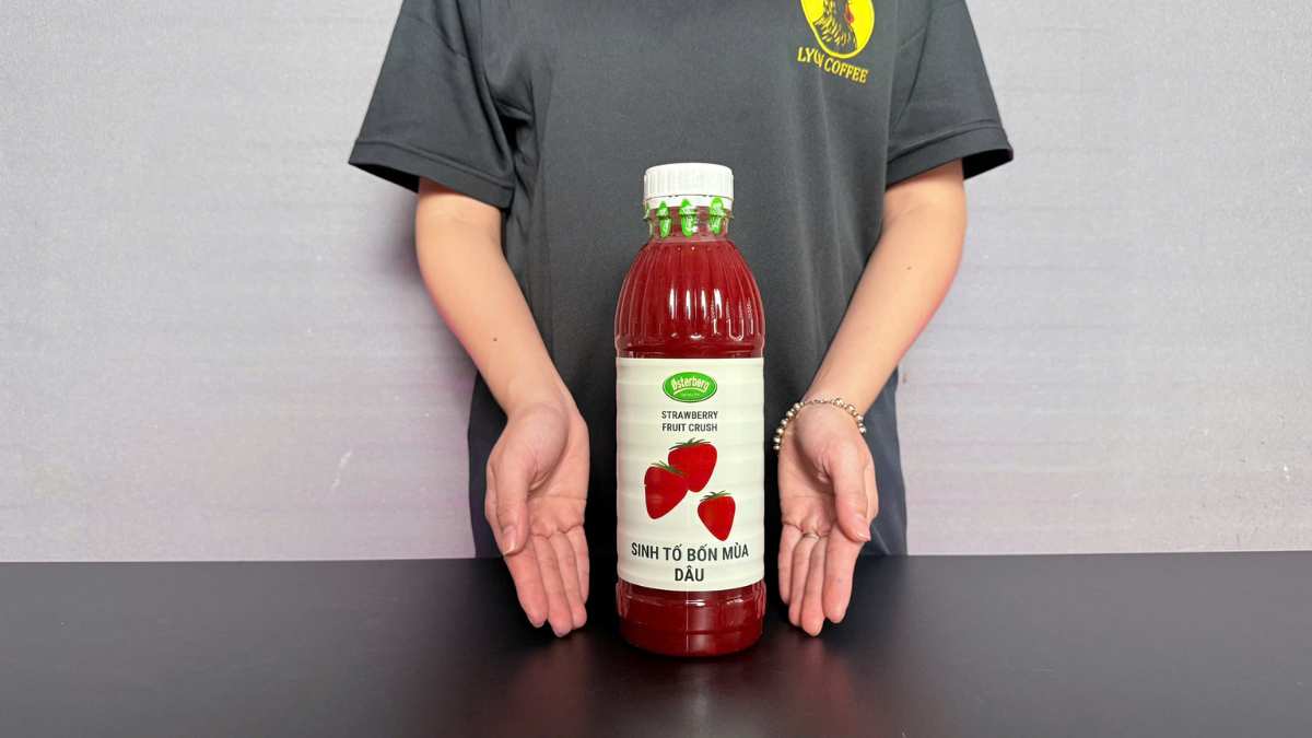 Ly trà dâu thanh mát Osterberg với lát dâu tươi và đá viên trong suốt