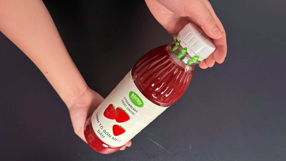 Logo Osterberg Đan Mạch bên chai sinh tố dâu đỏ trên nền trắng sáng