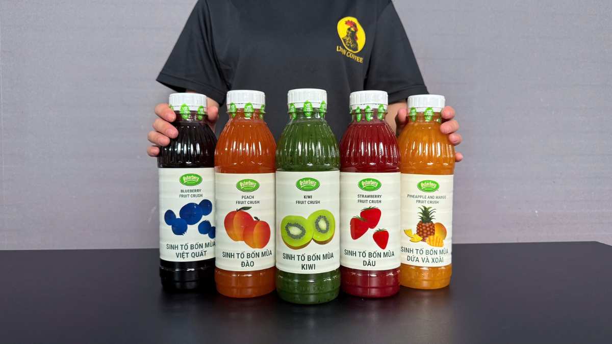 Barista Lyon Coffee pha soda kiwi bạc hà trong quầy bar sáng màu