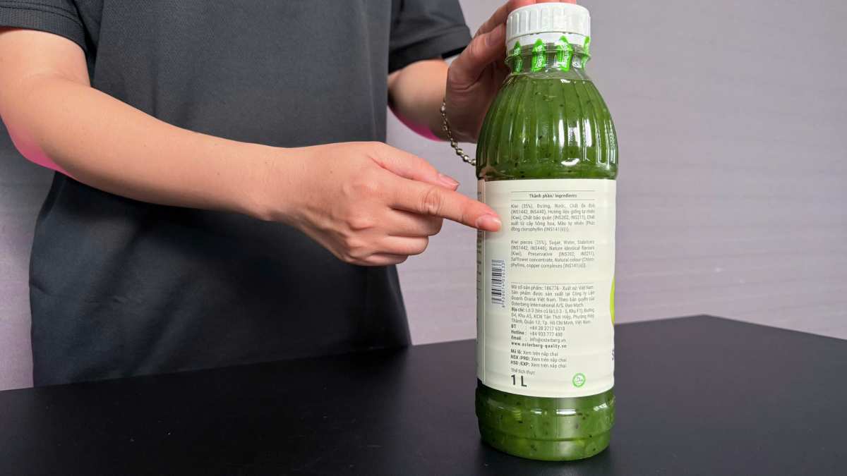 Giọt sinh tố Osterberg Kiwi rơi trong ly thủy tinh ánh xanh ngọc trong suốt