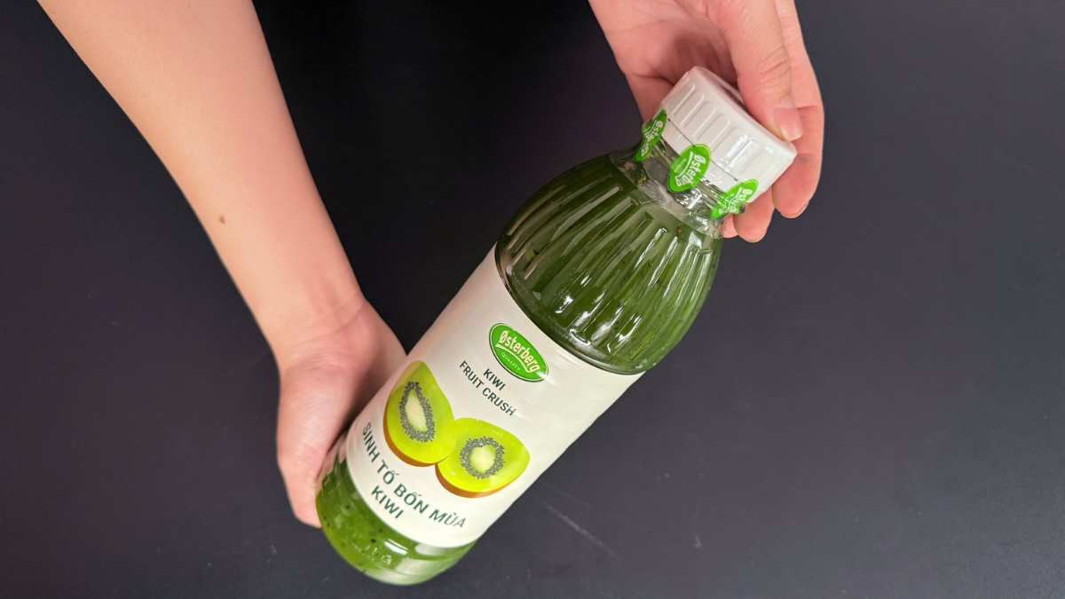 Logo Osterberg và Orana Đan Mạch cạnh chai sinh tố kiwi 1L