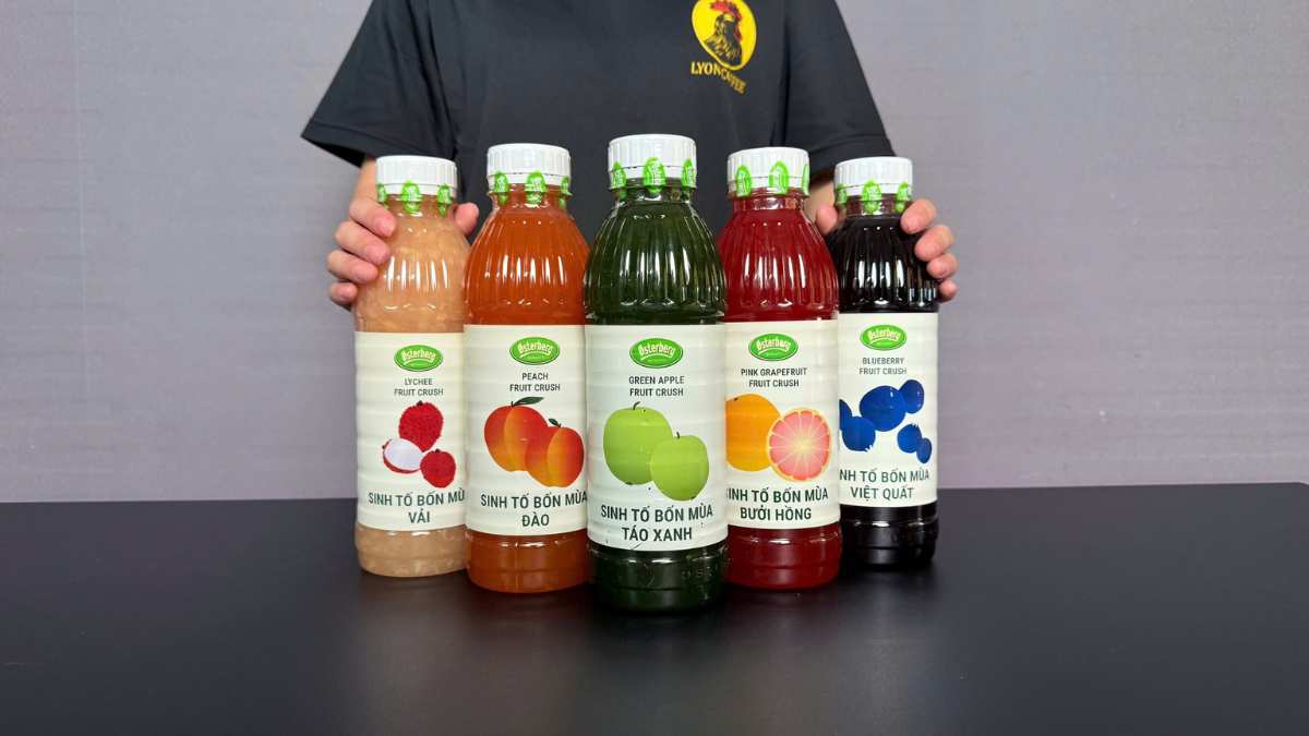 Barista Lyon Coffee pha soda táo xanh Osterberg trong quầy bar sáng màu