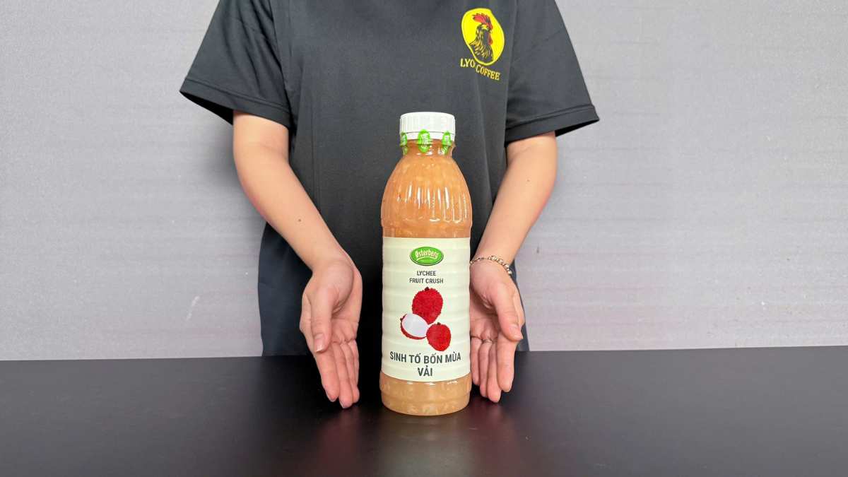 Ly trà vải Osterberg với lát vải tươi và đá lạnh trong ly thủy tinh sáng