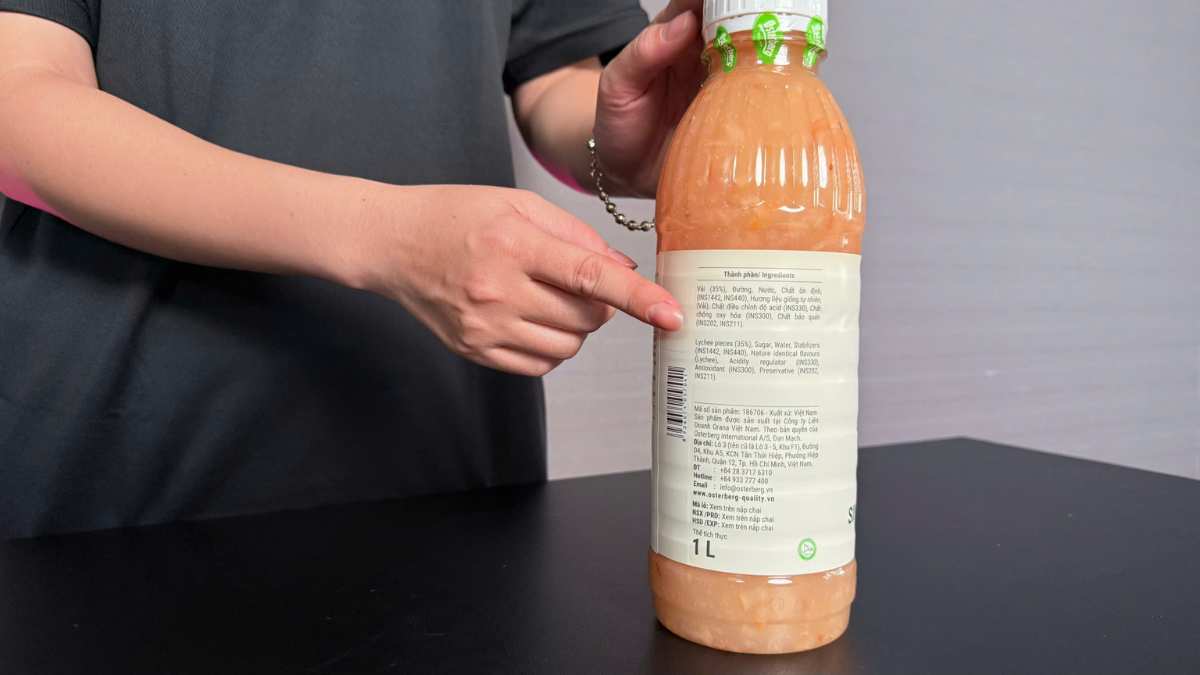 Cận cảnh sinh tố Osterberg Vải sánh mịn màu trắng hồng, có tép vải thật bên trong