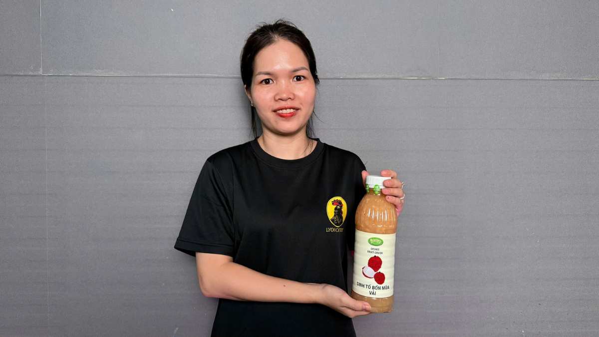 Chai Sinh tố Osterberg Vải 1L màu trắng ngà hồng nhẹ chứa thịt vải thật cao cấp chuẩn Đan Mạch