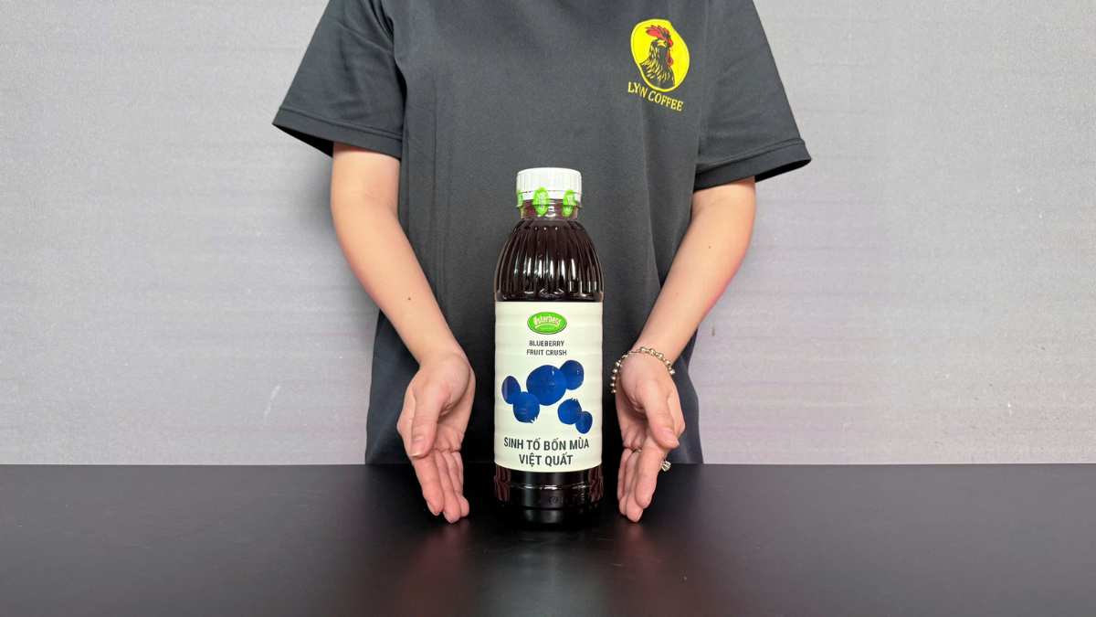 Ly trà việt quất Osterberg với đá lạnh và lát chanh vàng trang trí