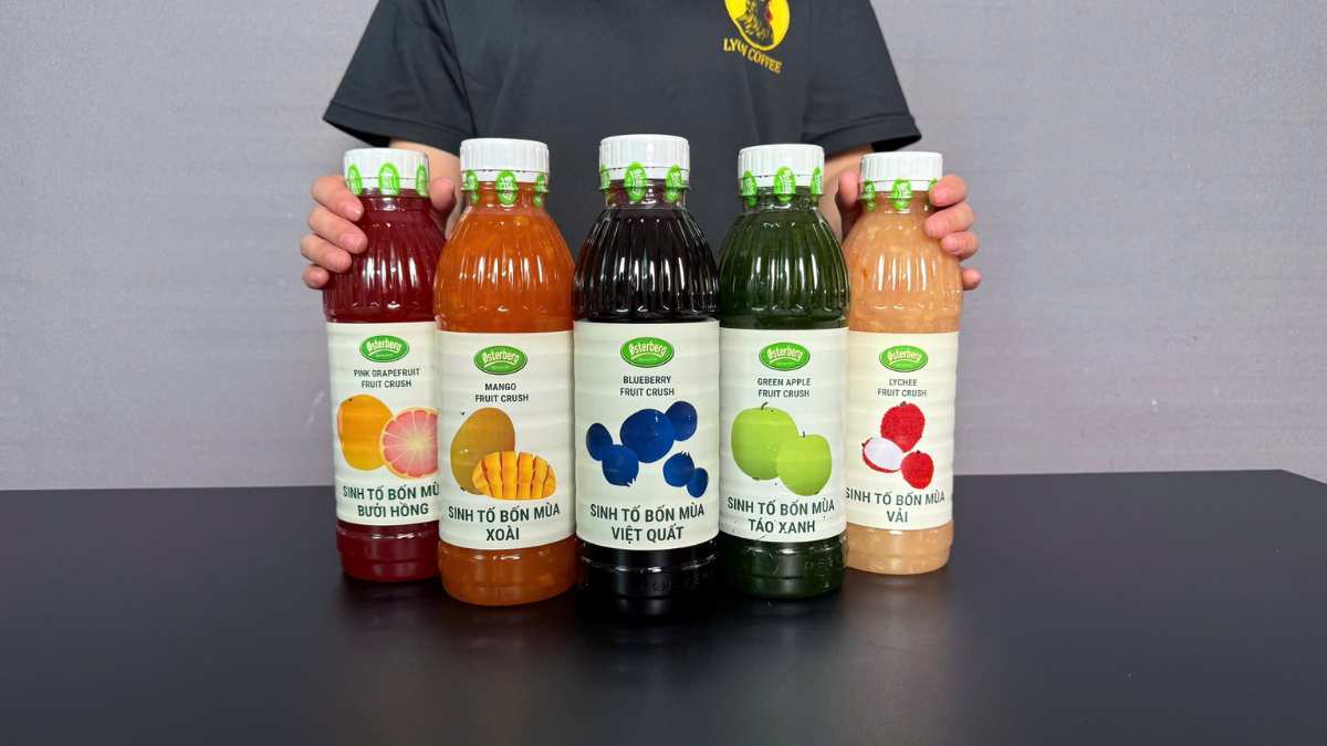 Barista Lyon Coffee pha smoothie việt quất sữa chua trong quầy sáng màu