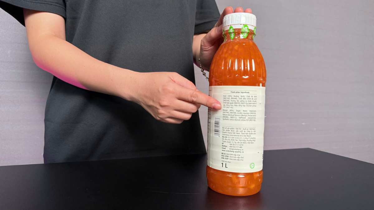 Cận cảnh sinh tố xoài Osterberg màu vàng cam sánh mịn trong ly thủy tinh