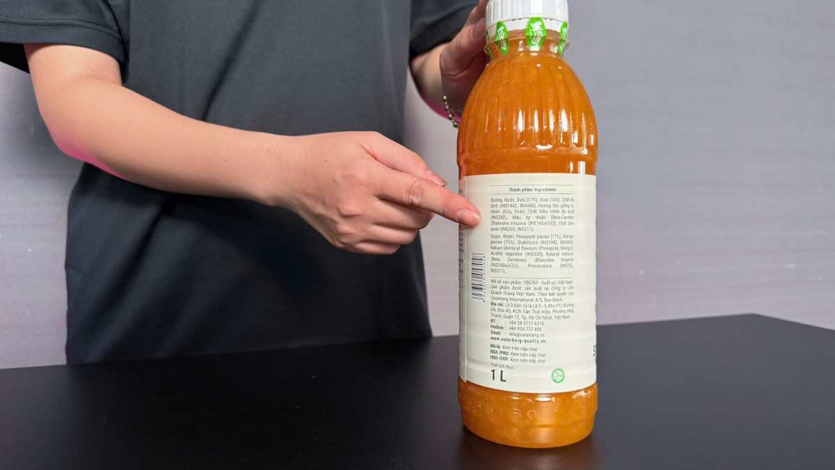 Giọt sinh tố Xoài Dứa Osterberg sánh mịn trong ly thủy tinh ánh vàng cam