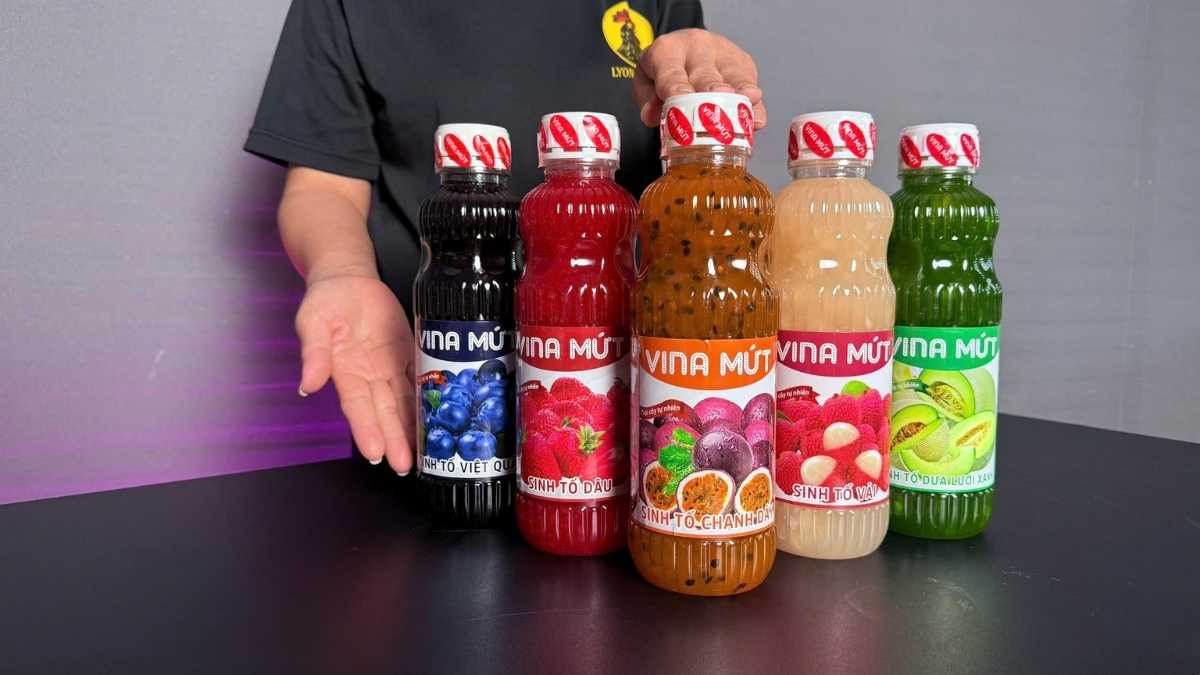 Logo Vina Mứt San Hô Xanh bên cạnh chai Sinh Tố Vina Chanh Dây