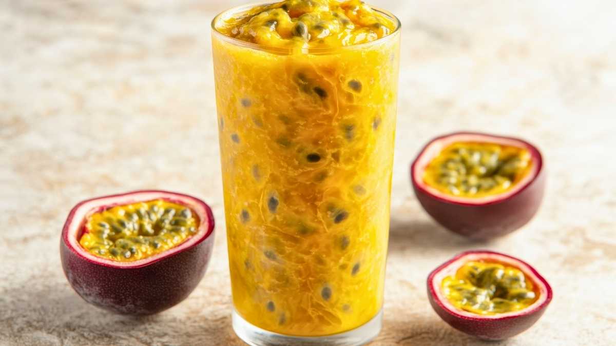 Barista Lyon Coffee đang pha soda chanh dây và yogurt chanh dây