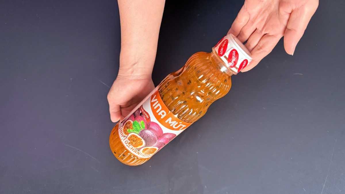 Chai PET 1L Sinh Tố Vina Chanh Dây, màu vàng cam, nắp kín chống tràn