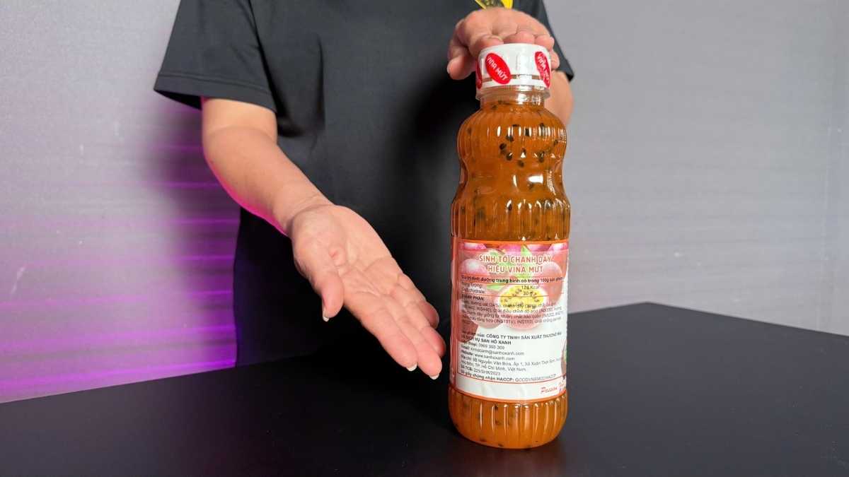 Ly sinh tố chanh dây màu vàng sáng, nền trắng và ánh sáng nhẹ