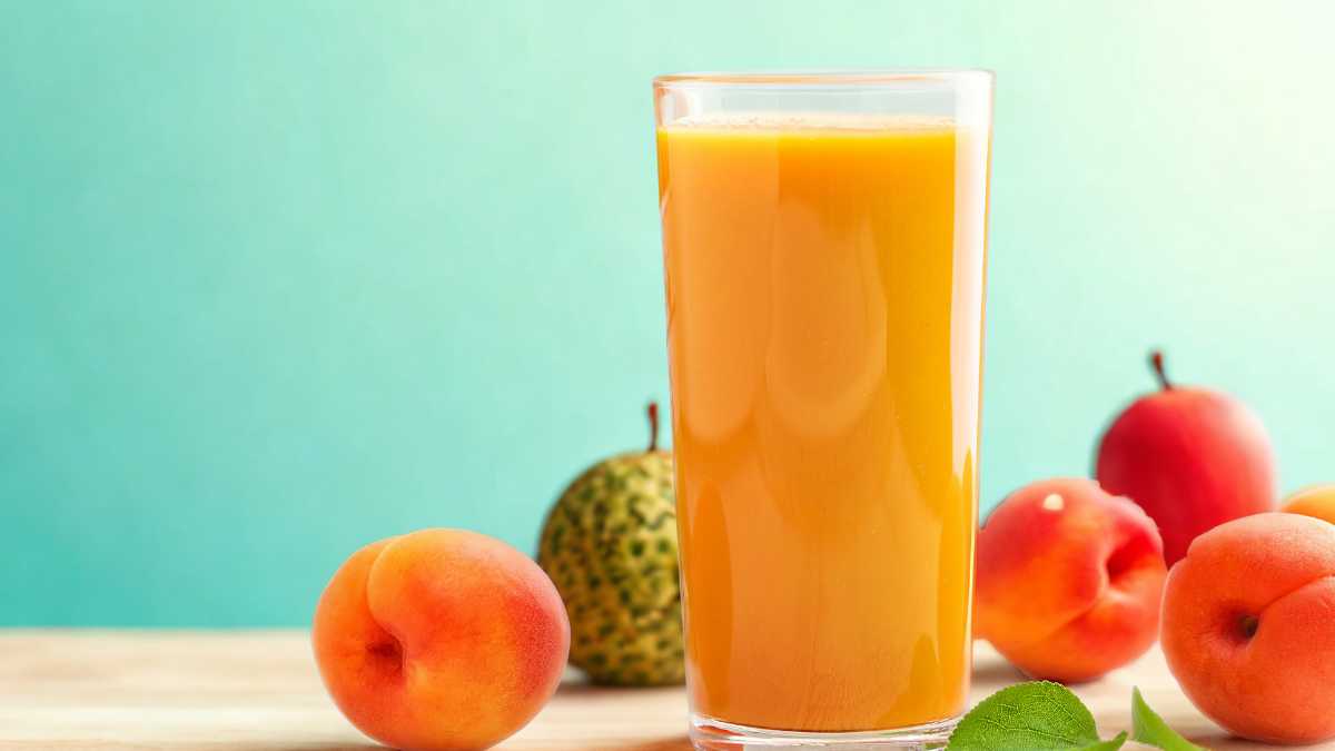 Barista Lyon Coffee đang pha soda đào và trà đào tại quầy