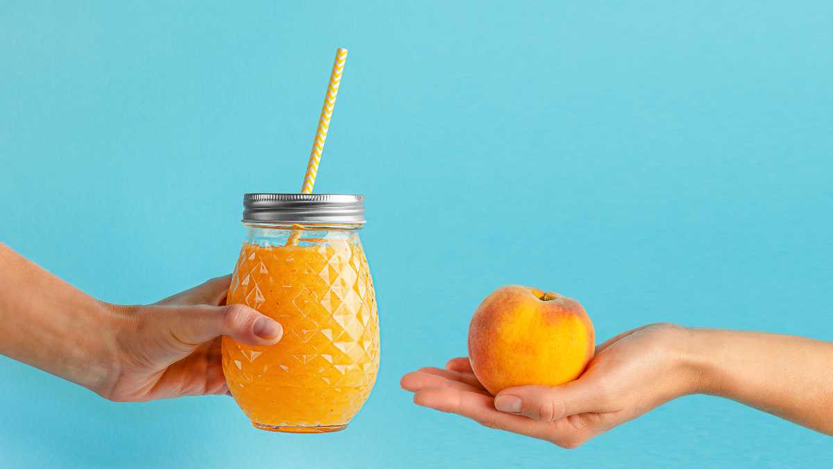 Ly soda đào và trà đào cam sả trên nền sáng, lát đào tươi nổi bật