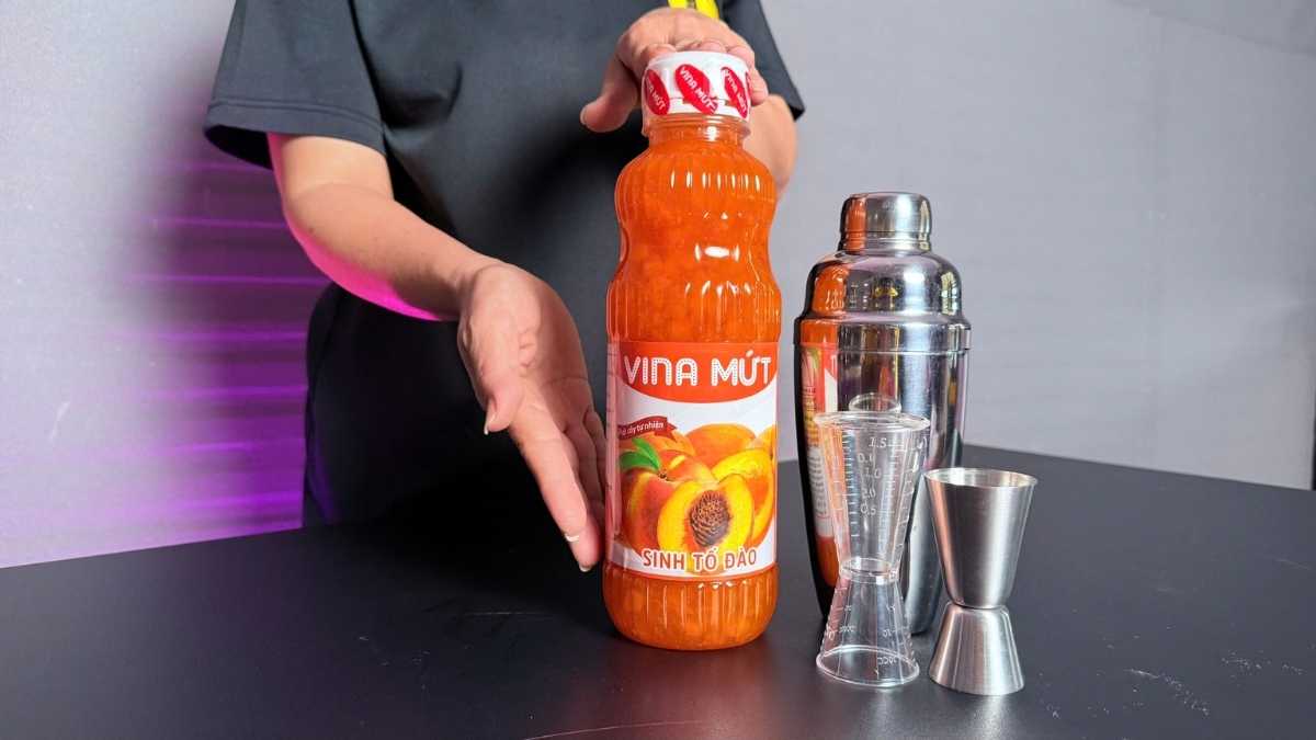 Ly yogurt đào và trà đào tại Lyon Coffee trong ánh sáng tự nhiên