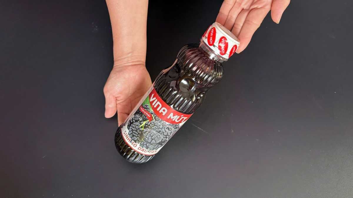 Chai PET 1L màu tím đậm, nắp kín chống tràn