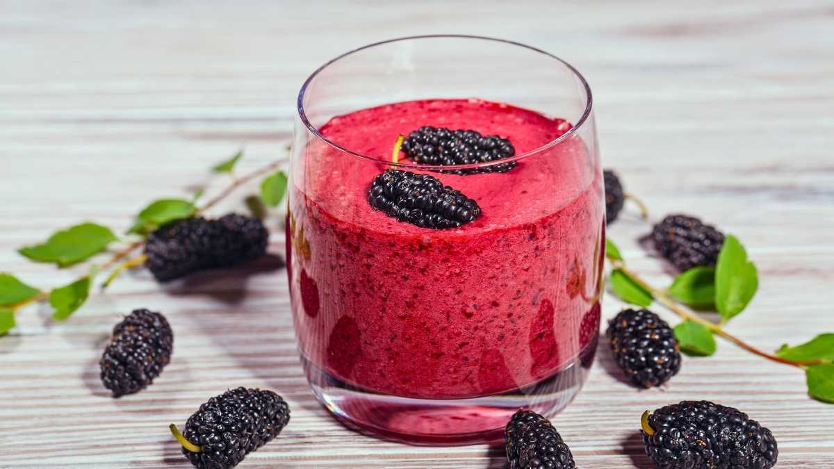 Barista Lyon Coffee pha soda dâu tằm và yogurt dâu tằm trong quầy sáng