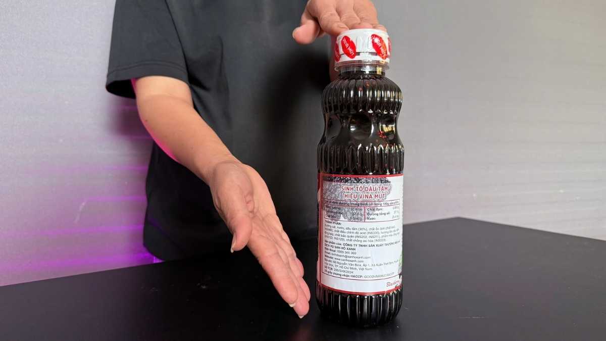 Sinh tố dâu tằm tím đậm trong ly thủy tinh, ánh sáng phản chiếu tự nhiên